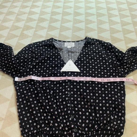 Lost & wander circle print vneck cinched top - Picture 4 of 5